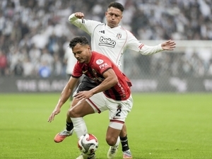 Cengiz �nder, 11 ba�lad�� ilk ma�ta gol�n� att�!