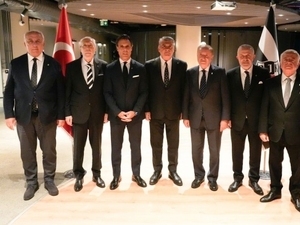 Serdal Adal�, divan kurulu ba�kan adaylar�yla bulu�tu!