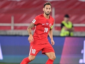 Hakan �alhano�lu, A Milli Tak�m formas�yla “dalya” diyecek