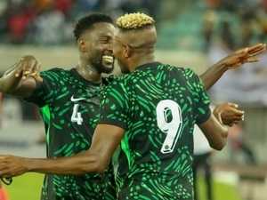 Nijerya Milli Tak�m�’nda korku dolu anlar: U�a�n cam� �atlad�!