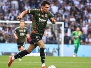 Be�ikta�’ta milli ara Mustafa Hekimo�lu’na yarad�!