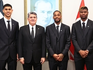 Be�ikta�’ta yeni transferler i�in imza t�reni d�zenlendi