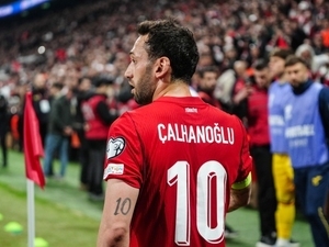 Hakan �alhano�lu: “Birini se�sem di�er rakibe ay�p olur!”