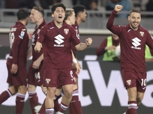 Emirhan �lkhan att�, Torino farkl� kazand�!