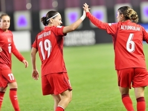 Kad�n Milliler, ad�m ad�m D�nya Kupas�’na