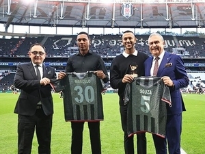 Be�ikta�’tan eski futbolcular�na forma jesti!