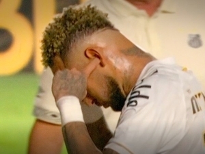 Neymar, efsanesi oldu�u kul�pte yuhaland�!