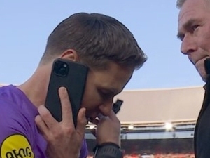 Hakem ma� durdurup telefonla konu�tu