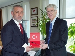 Arsene Wenger: “T�rkiye geli�iyor” – Futbol