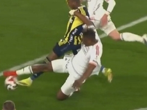 Fenerbah�e’nin 90+7’de kazand�� uydurma penalt� pozisyonu