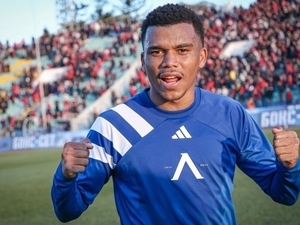 Be�ikta� Brezilyal� sol bekin pe�inde!