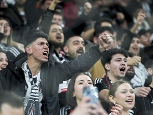 Be�ikta� taraftar�ndan Trabzonspor ma� i�in fla� karar