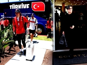 Milli Tak�m’a Los Angeles’ta b�y�k tepki: “Utan�n!”