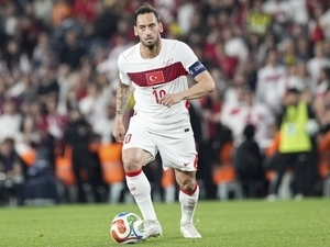 Hakan �alhano�lu’ndan Avustralya cevab�: “Onlar �yle d���ns�n!”