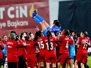 Kad�n Millilerimiz’in g�z� kurada – Futbol