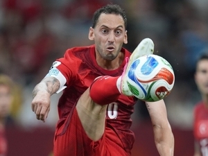 Hakan �alhano�lu’ndan Avustralyal� gazetecinin sorusuna fla� yan�t!
