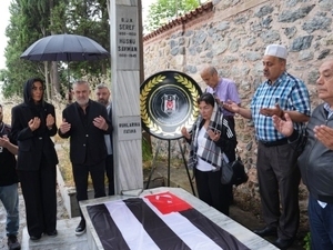 Be�ikta�’ta �eref Bey kabri ba��nda an�ld�