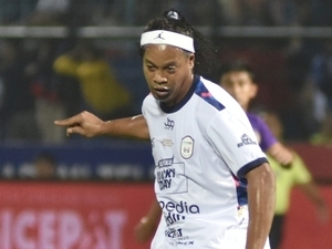 Ronaldinho 46 ya��nda futbola geri d�n�yor!