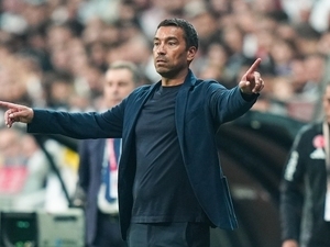 Liverpool’da Van Bronckhorst ile yollar ayr�ld�