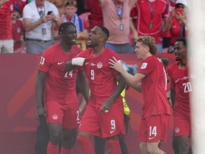 Cyle Larin tarihe ge�ti! Kanada ve Bosna Hersek yeni�emedi!