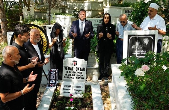 Vedat Okyar unutulmad�: Kabri ba��nda an�ld�