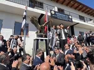 Be�ikta� k�y�nde kartal heykeli a�ld�