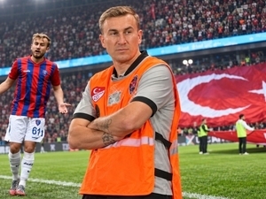 Bir d�nem futbolcuydu, milli ma�taki g�revi �a�k�na �evirdi!